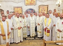 Księża sprawowali Mszę św. w Maluli. Pierwszy z prawej ks. Damian Drabikowski.