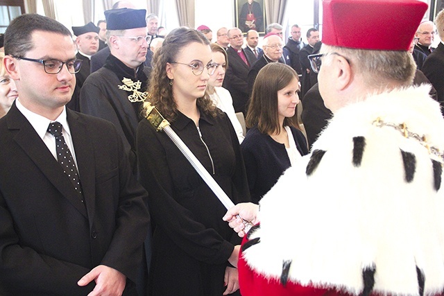 Studenci pierwszego roku po raz pierwszy otrzymali tylko zaświadczenie potwierdzające rozpoczęcie studiów. Indeksy papierowe zostały zastąpione przez wersje cyfrowe.  