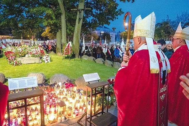 Relikwiarz odebrał płk Grzegorz Mazur, dyrektor więzienia, oraz kapelan ks. Krzysztof Toczyski.