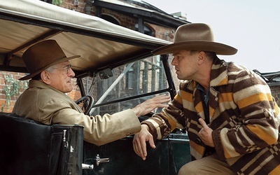 Robert De Niro jako William Hale, samozwańczy król Osage, i Leonardo DiCaprio jako Ernest Burkhart, jego zaufany wykonawca rozkazów.