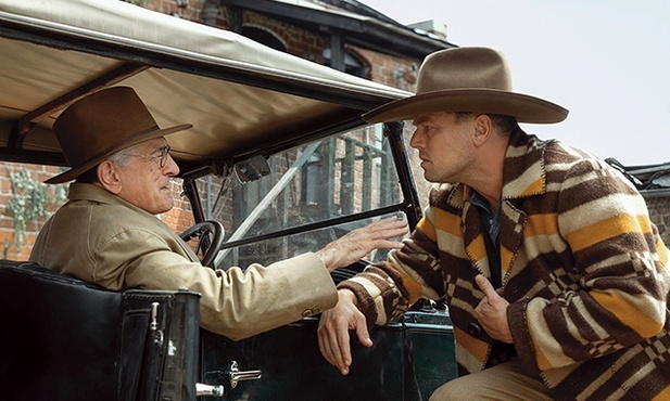 Robert De Niro jako William Hale, samozwańczy król Osage, i Leonardo DiCaprio jako Ernest Burkhart, jego zaufany wykonawca rozkazów.