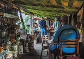 Wieś Kolkja na Cebulowym Szlaku. Bar „Alionuszka” nazwany tak od imienia właścicielki Aliony. Serwowane są tu tradycyjne potrawy starowierców i herbata z samowara. 