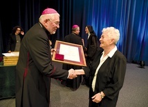  Laureatka odbiera nagrodę z rąk bp. Jerzego Mazura SVD. 