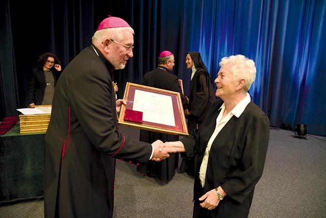  Laureatka odbiera nagrodę z rąk bp. Jerzego Mazura SVD. 