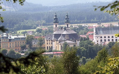 Krzeszowska bazylika jest prawdziwym skarbem regionu.