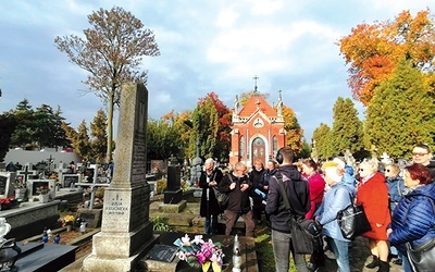 Spacer po chełmskim cmentarzu przyciągnął wiele osób.