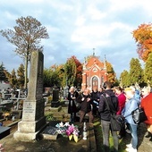 Spacer po chełmskim cmentarzu przyciągnął wiele osób.