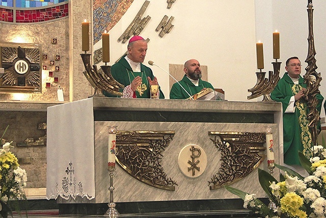 Z bp. Markiem Solarczykiem modlili się ks. Damian Drabikowski (w środku) i ks. Karol Piłat.