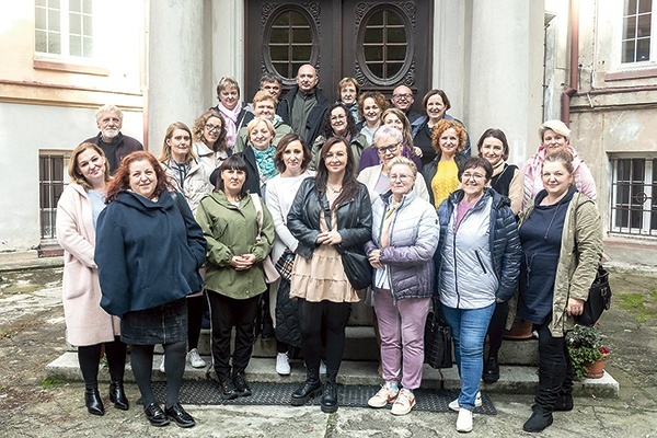 Przez kolejne miesiące będą poznawać, jak prowadzić i zarządzać grupą.