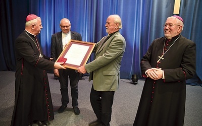 Nagrodę odebrali tarnowscy misjonarze – ks. Marian Pazdan i ks. Bogdan Piotrowski.