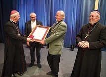 Nagrodę odebrali tarnowscy misjonarze – ks. Marian Pazdan i ks. Bogdan Piotrowski.