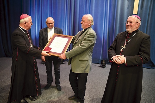 Nagrodę odebrali tarnowscy misjonarze – ks. Marian Pazdan i ks. Bogdan Piotrowski.
