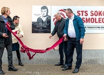 Odsłonięcie tablicy pamiątkowej na szatni klubowej Sokoła Smolec przy boisku.