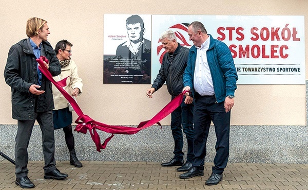 Odsłonięcie tablicy pamiątkowej na szatni klubowej Sokoła Smolec przy boisku.