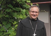 bp Damian Muskus OFM Krakowski biskup pomocniczy, bernardyn, członek Komisji KEP ds. Instytutów Życia Konsekrowanego i Stowarzyszeń Życia Apostolskiego. koordynator generalny Komitetu Organizacyjnego ŚDM 2016. Autor (wraz z Magdaleną Dobrzyniak) książki „Nie mój Kościół. Rozmowy o nadziei, oczyszczeniu i fundamentach wiary”.