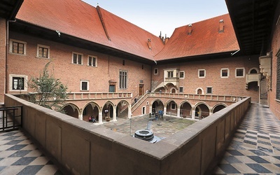  Dziedziniec Collegium Maius pochodzi z początku XVI wieku.