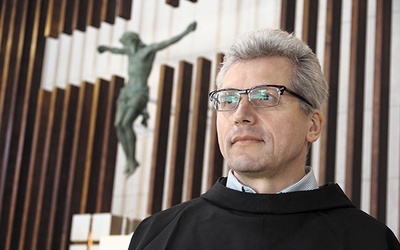 O. Zdzisław  Józef Kijas należy do zakonu franciszkanów konwentualnych, jest profesorem nauk teologicznych, wykłada na uczelniach w Krakowie i Rzymie, jest postulatorem zakonu w procesach kanonizacyjnych. 