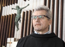 O. Zdzisław  Józef Kijas należy do zakonu franciszkanów konwentualnych, jest profesorem nauk teologicznych, wykłada na uczelniach w Krakowie i Rzymie, jest postulatorem zakonu w procesach kanonizacyjnych. 