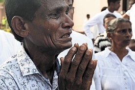 W ataku na kościół  pw. św. Sebastiana w Negombo na Sri Lance w Wielkanoc 2019 r. zginęło 115 osób. Ich bliscy  długo opłakiwali stratę.
