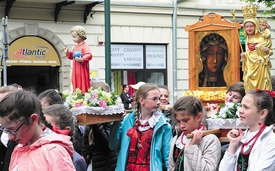 Procesja ku czci  św. Stanislawa. I ikona Maryi Częstochowskiej  – głównej patronki Polski.