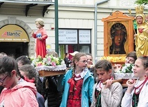 Procesja ku czci  św. Stanislawa. I ikona Maryi Częstochowskiej  – głównej patronki Polski.