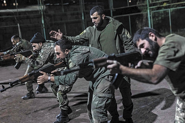 Członkowie ochotniczego oddziału armeńskiej armii podczas ćwiczeń.