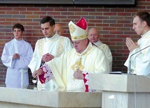 	Uroczyste namaszczenie ołtarza olejem krzyżma.