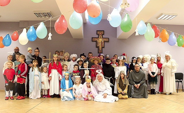 W przededniu Wszystkich Świętych coraz chętniej organizujemy bale. Na zdjęciu zabawa w parafii św. Pawła w Elblągu.