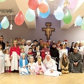W przededniu Wszystkich Świętych coraz chętniej organizujemy bale. Na zdjęciu zabawa w parafii św. Pawła w Elblągu.