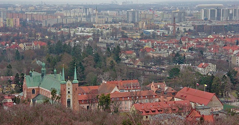 	Panorama budynków pocysterskich ze wzgórza Pachołek.