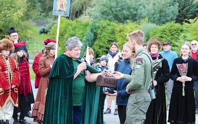 	Corocznie podczas przemarszu odbywa się ważna lekcja narodowej historii.