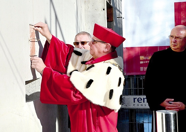 To cegła z drzwi bazyliki św. Piotra w Rzymie, podarowana uczelni przez kard. Stanisława Dziwisza.