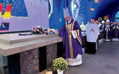 	Po Eucharystii metropolita katowicki wraz z koncelebransami przeszli na krótką modlitwę do krypty. 