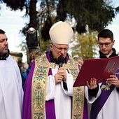 Procesja żałobna na nekropolii w Koszalinie.