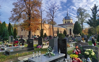 Pochówek w Polsce jest określony konkretnymi przepisami kościelnymi i świeckimi. 