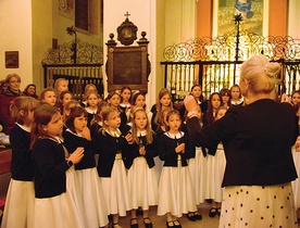 Wśród uczestników nie zabrakło dzieci, których śpiew zachwycił wiernych.