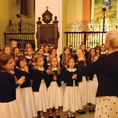 Wśród uczestników nie zabrakło dzieci, których śpiew zachwycił wiernych.