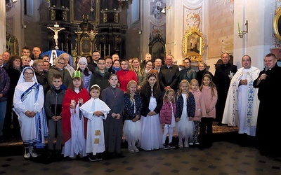 Dla najmłodszych w łęczyckiej parafii to już tradycja. Do odkrywania i przypominania patronów, choćby strojem, chętnych nie brakuje.