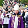 Po Mszy św. na cmentarzu komunalnym odbyła się procesja żałobna z modlitwą za zmarłych.