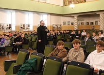 Ks. Mariusz Chamerski poprowadził spotkanie. 