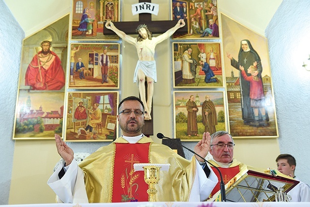 Ks. Pasek z ks. Osorą na tle opowieści o św. Bracie Albercie.