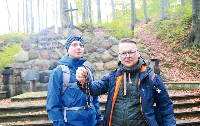 Podczas zmiany. Paweł Mikuła i Krzysztof Skrobiś (z różańcem) w lesie Kruk w Skrzyszowie.