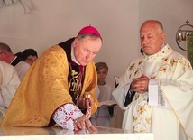 Biskup namaszcza ołtarz, w którym zostały umieszczone relikwie bł. Karoliny. Obok proboszcz parafii ks. Bogdan Lebryk.