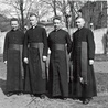 Kleryk Jan Macha z kolegami rocznikowymi przed budynkiem Wyższego Śląskiego Seminarium Duchownego w Krakowie.