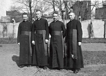 Kleryk Jan Macha z kolegami rocznikowymi przed budynkiem Wyższego Śląskiego Seminarium Duchownego w Krakowie.