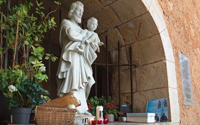 Figura św. Józefa w sanktuarium w Cotignac. Pielgrzymi zostawiają tu karteczki z prośbami zanoszonymi do Boga za wstawiennictwem opiekuna Jezusa.