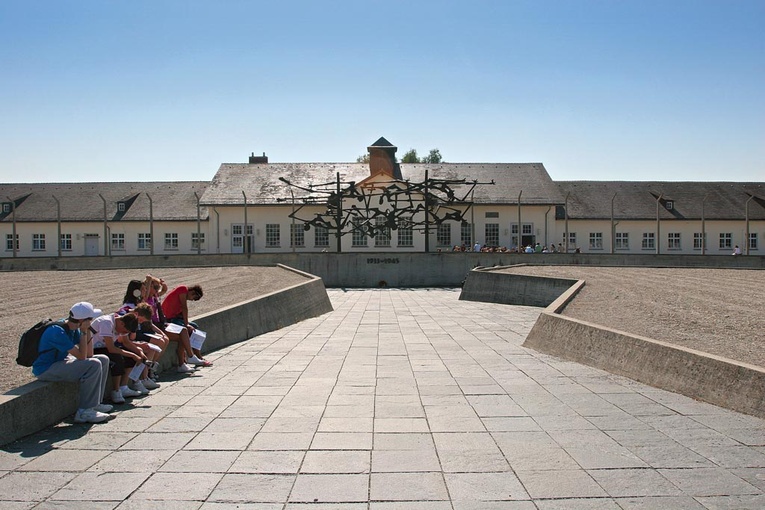 Niemiecki obóz koncentracyjny w Dachau dziś pełni rolę muzeum. Co roku zwiedza je około miliona osób z ponad 120 krajów.