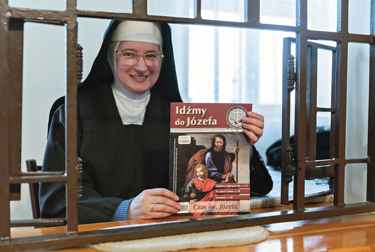 Siostra Ewelina prezentuje wydawany pod patronatem sanktuarium kwartalnik „Idźmy do Józefa”.