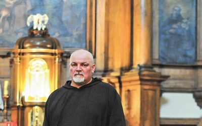 Ojciec Zbigniew Nowakowski jest kapucynem, który przez wiele lat posługiwał jako spowiednik w San Giovanni Rotondo. Był też przewodnikiem i opiekunem pielgrzymów w tamtejszym sanktuarium.