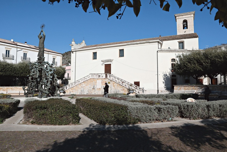 Kościół św. Leonarda stanowi naturalne obramowanie Piazza Padre Pio.